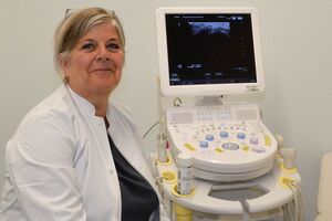 Chirurgie/Proktologie Dr. med. Heike Weber Foto Dr. med. Heike Weber am Ultraschall-Gerät
