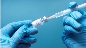 Covid-19-Impfstoff wird steril aufgezogen