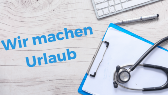 Schriftzug "Wir machen Urlaub", daneben Klemmbrett, Stethoskop und Stift